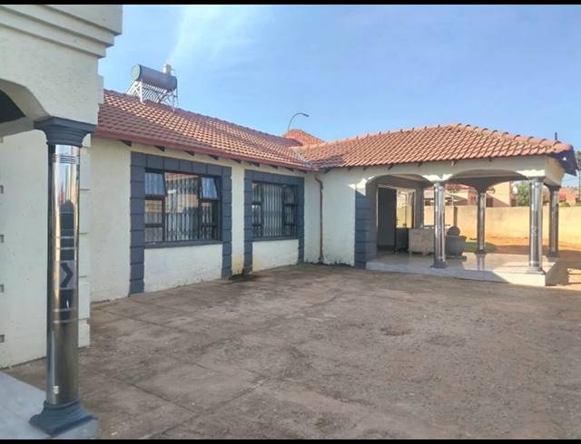 7 BEDROOM HOUSE FOR SALE IN LENASIA SOUTH